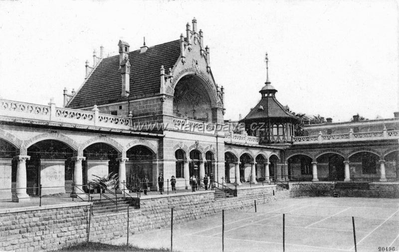 zameckyokruh (1).jpg - Kluziště v létě, kdy také sloužilo jako tenisový kurt.